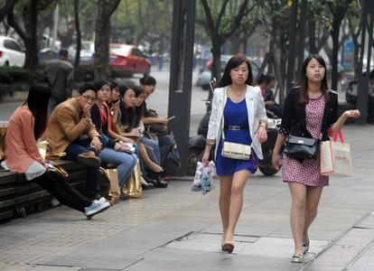 女子与人争执伸手抢夺民警佩枪